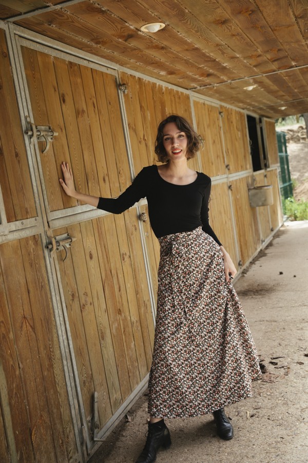 Falda maxi larga cruzada negra con florecitas colores- Ropa mujer SusiSweetdress