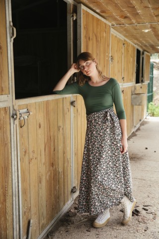 Falda maxi larga cruzada negra con flores verdes y lilosas