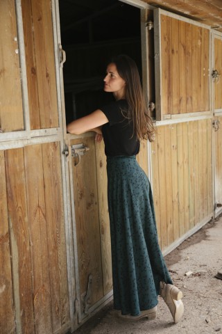 Falda maxi larga cruzada verde con florecitas negras