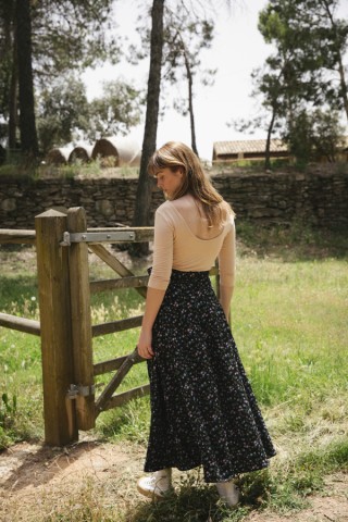 Falda maxi larga cruzada negra con flores azules y rosas