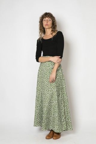 Falda maxi larga cruzada verde con flores blancas