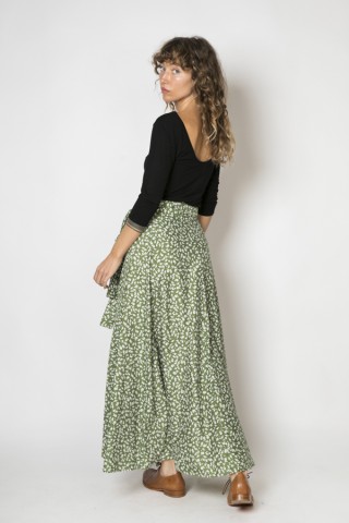 Falda maxi larga cruzada verde con flores blancas