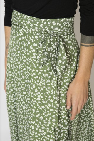 Falda maxi larga cruzada verde con flores blancas