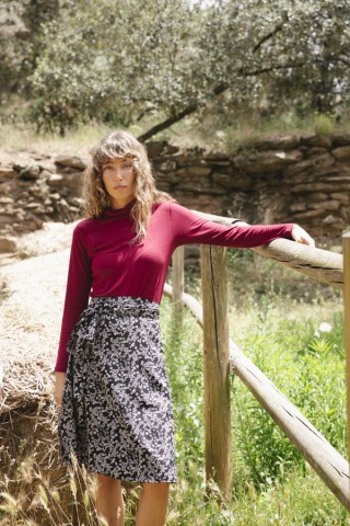 Falda midi cruzada negra con flores blancas