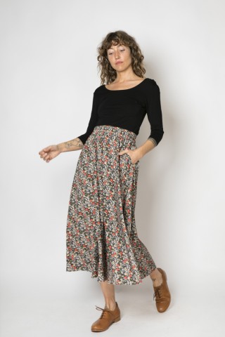 Falda maxi larga negra con florecitas