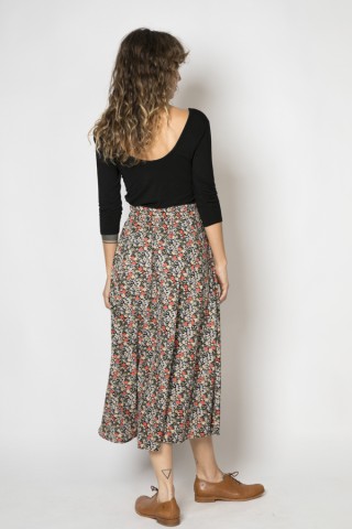 Falda maxi larga negra con florecitas