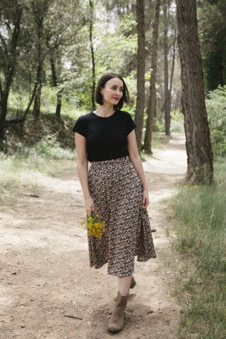 Falda maxi larga negra con flores blancas y naranjas