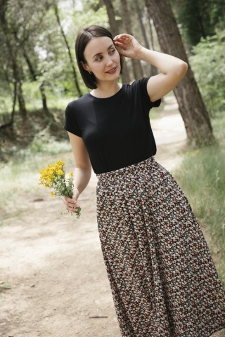 Falda maxi larga negra con flores blancas y naranjas