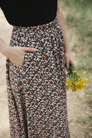 Falda maxi larga negra con flores blancas y naranjas