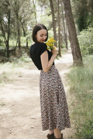 Falda maxi larga negra con flores blancas y naranjas