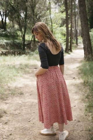 Falda maxi larga roja con hojas blancas