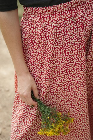 Falda maxi larga roja con hojas blancas