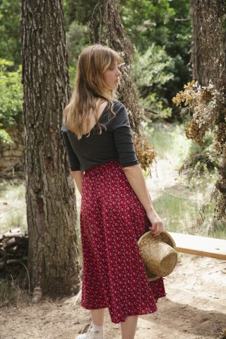 Falda maxi larga roja con florecitas