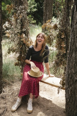 Falda maxi larga roja con florecitas