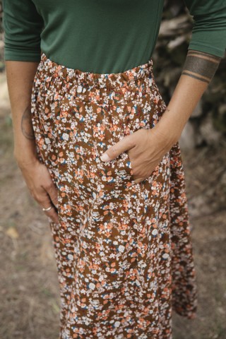 Falda maxi larga marrón con flores