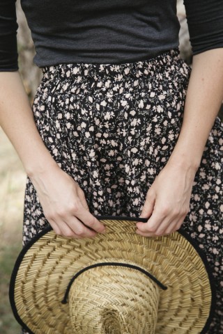 Falda larga negra con florecitas beis