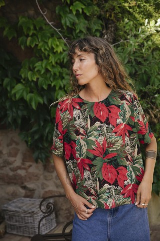 Camisa vintage negra con flores rojas y verdes