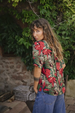 Camisa vintage negra con flores rojas y verdes