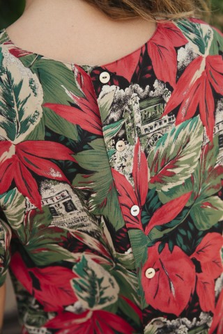 Camisa vintage negra con flores rojas y verdes