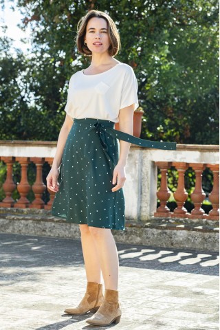 Falda midi cruzada verde bosque con lunares blancos