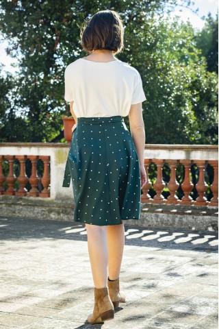 Falda midi cruzada verde bosque con lunares blancos