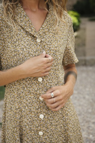 Vestido vintage con flores pequeñas en tonos verdosos