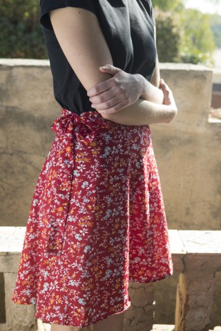 Falda mini cruzada roja con flores blancas