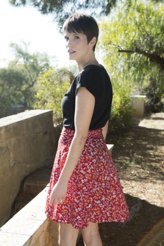 Falda mini cruzada roja con flores blancas