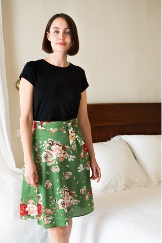 Falda midi cruzada verde con flores