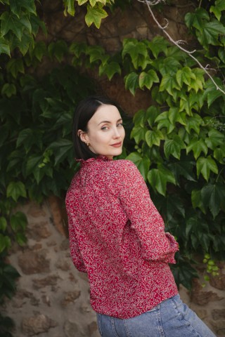 Camisa vintage roja con florecitas beis