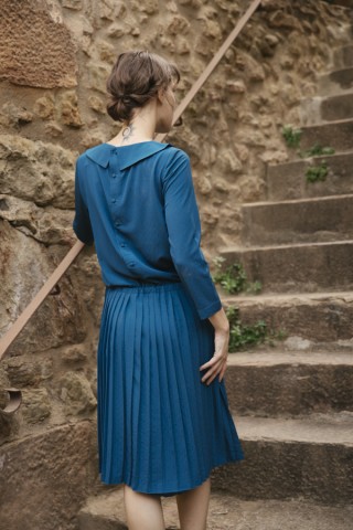 Vestido vintage azul con falda plisada