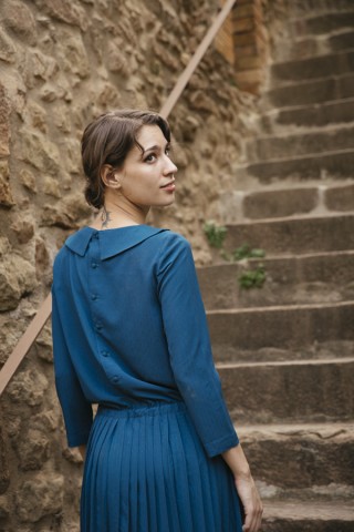 Vestido vintage azul con falda plisada