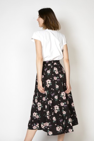 Falda maxi larga negra con rosas beis