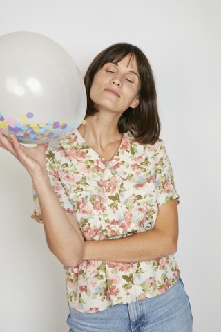 Camisa vintage beis con flores pastel