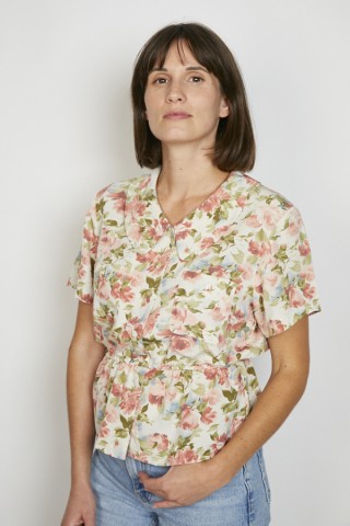 Camisa vintage beis con flores pastel