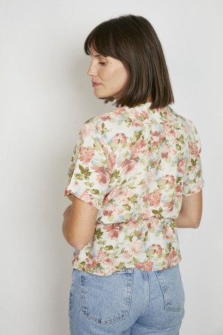 Camisa vintage beis con flores pastel