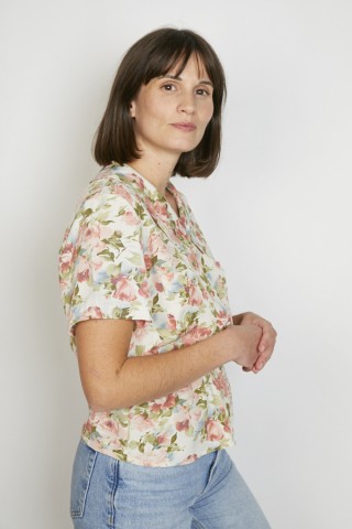 Camisa vintage beis con flores pastel