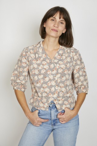 Camisa vintage gris con flores beis y marrones