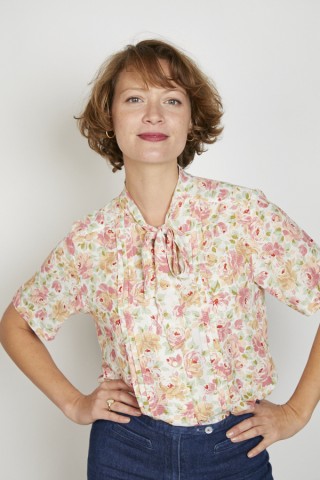 Camisa vintage blanca con rosas pastel