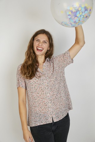 Camisa vintage gris con flores pequeñas