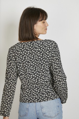 Camisa vintage negra con flores blancas