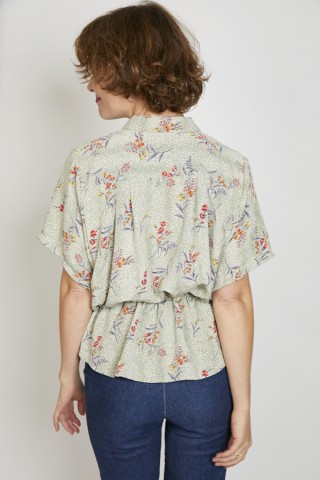 Camisa vintage verde pastel con flores anaranjadas