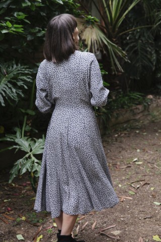 Vestido vintage azul marino con florecitas blancas