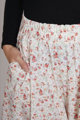 Falda maxi larga blanca con rosas rojas