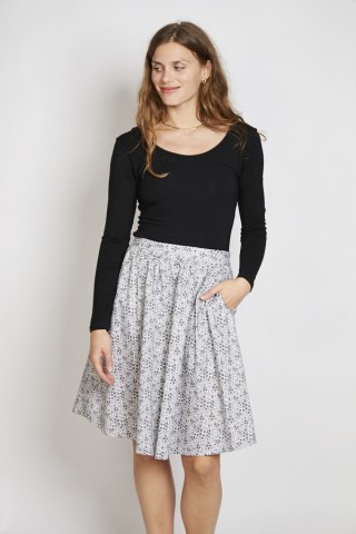 Falda midi blanca con florecitas negras