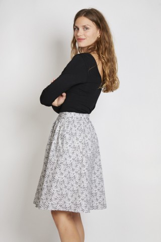 Falda midi blanca con florecitas negras