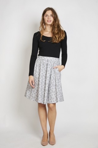 Falda midi blanca con florecitas negras