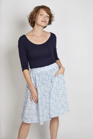 Falda midi azul con margaritas blancas