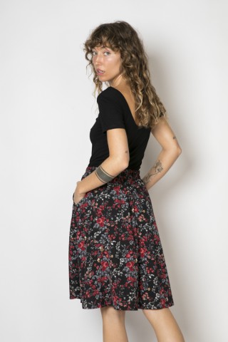 Falda midi negra con flores