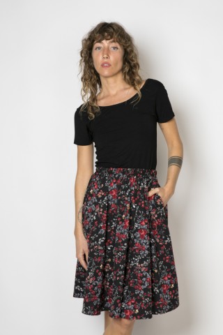 Falda midi negra con flores